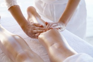mujer recibiendo masaje de piernas